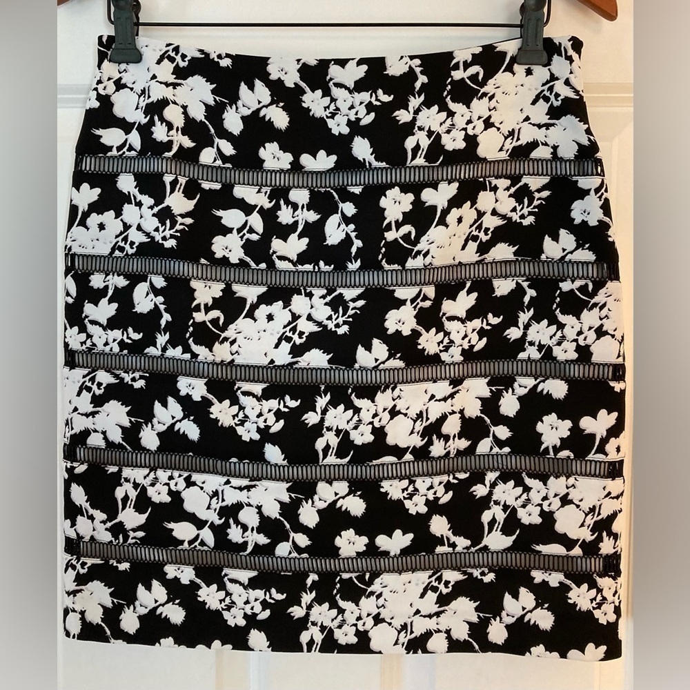White House Black Market skirt - size 2